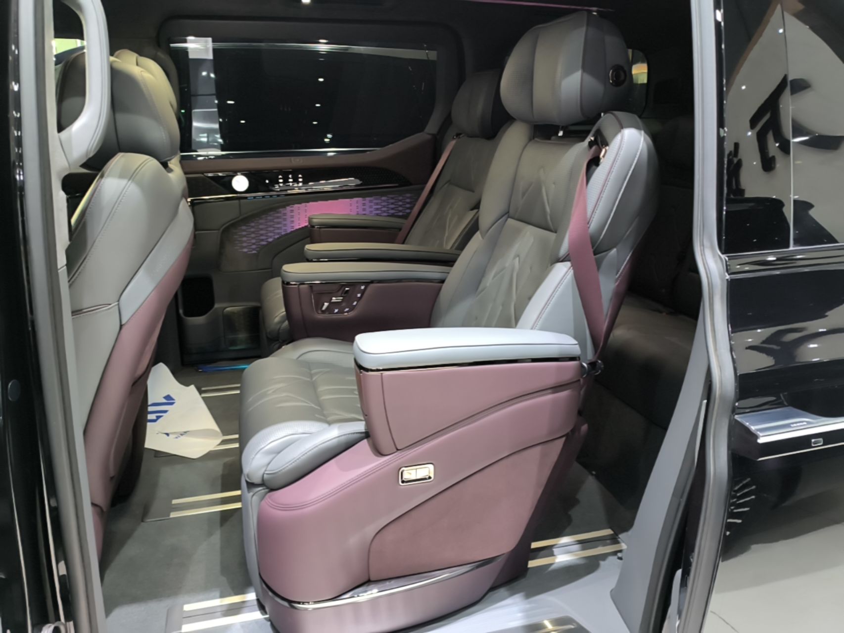 Zeekr 009 2024 7-Seater Walk-Through Version Four-Wheel Drive 108 kWh — снимка 20