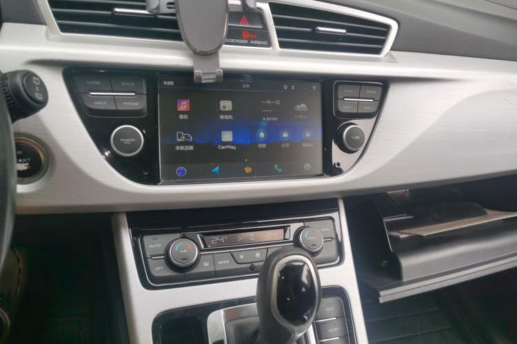 Used Geely Auto Emgrand X7 Sport 2016 1.8TD Automatic Smart Connectivity Version Audio And AC Panel