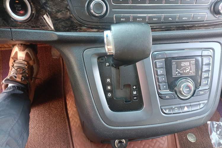 Used SAIC MAXUS G10 2016 2.0T Automatic Luxury Executive Edition Gear Lever