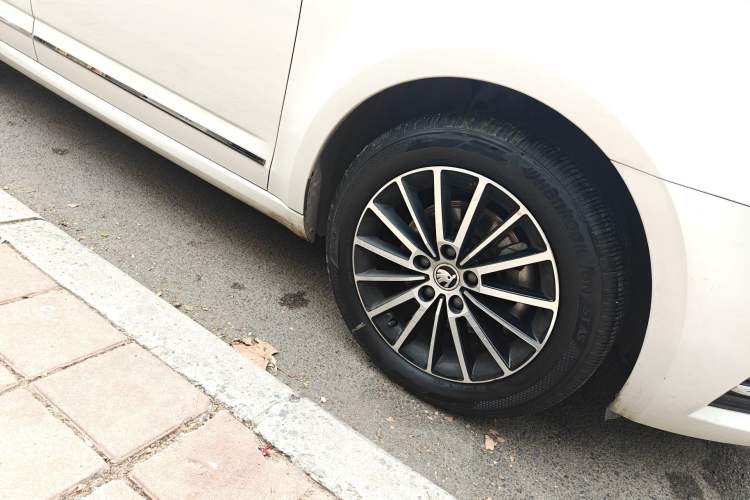 Used Skoda Octavia 2019 1.5L Automatic Smart Drive Luxury Edition China VI Standard
