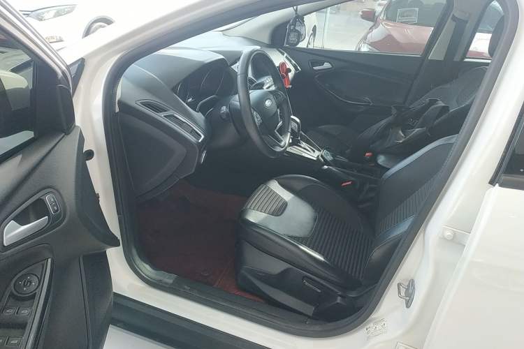 Used Ford Focus 2018 Hatchback Classic 1.6L Automatic Trendy SmartDrive Edition
