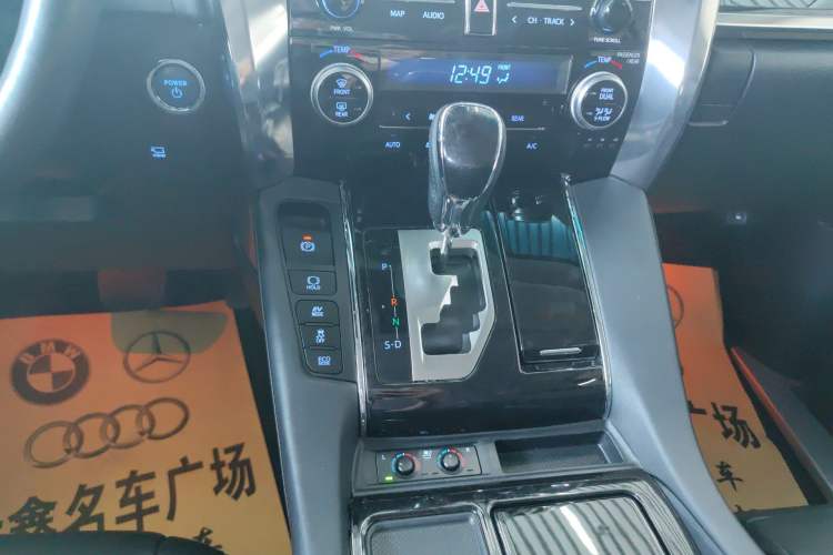 Used Toyota Vellfire 2023 Crown Dual-Engine 2.5L HV Luxury Edition