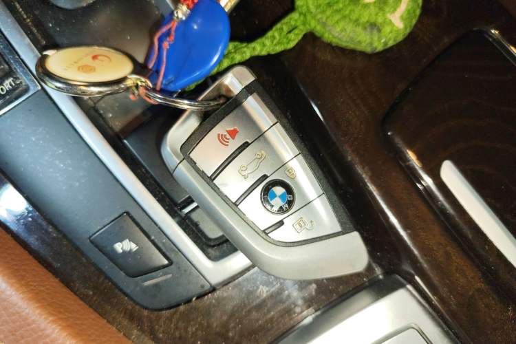 Used BMW 5 Series 2014 525Li Leading Model
