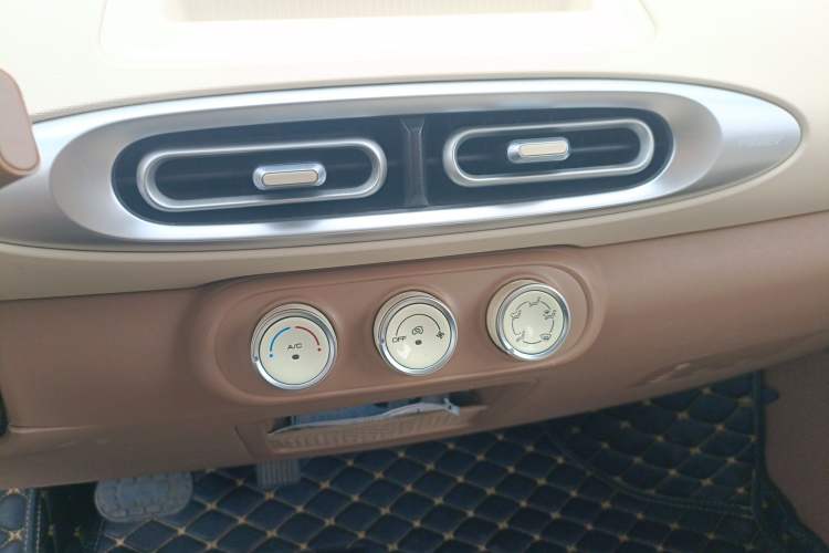 Used Wuling Hongguang MINIEV 2025 Four-Door Version Advanced Edition Audio And AC Panel