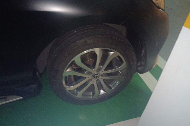 Used Mercedes-Benz GLE 2018 GLE 320 4MATIC Dynamic Edition Collector's Edition Right Front Wheel Hub