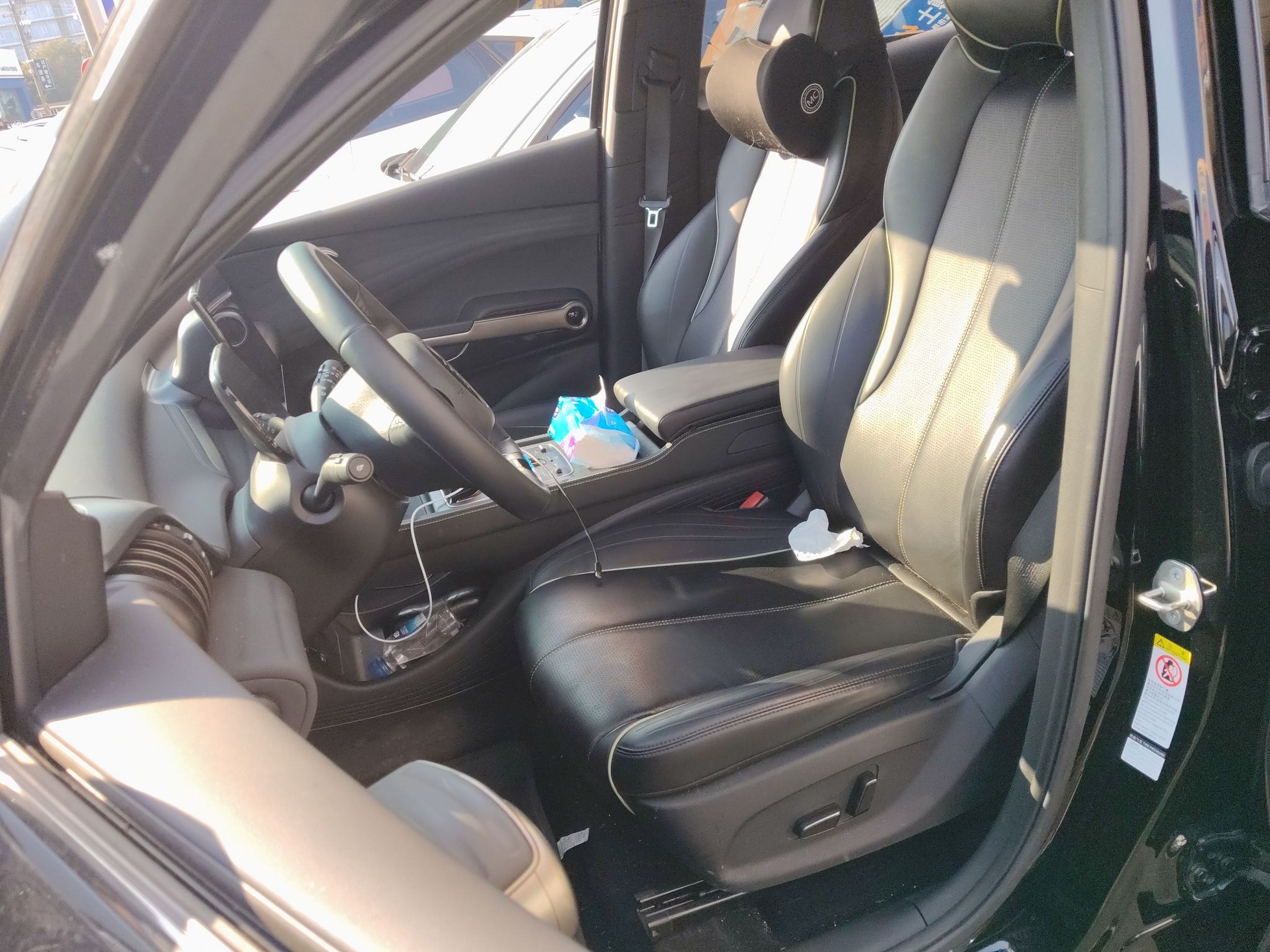 المقاعد الأمامية داخل السيارة