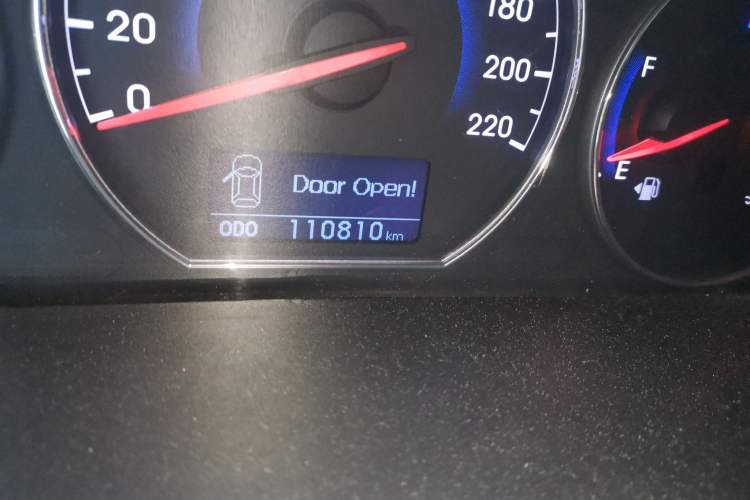 Used Hyundai Santa Fe Classic 2012 2.4 Supreme Edition 5-Seater Two-Wheel Drive Odometer Close Up