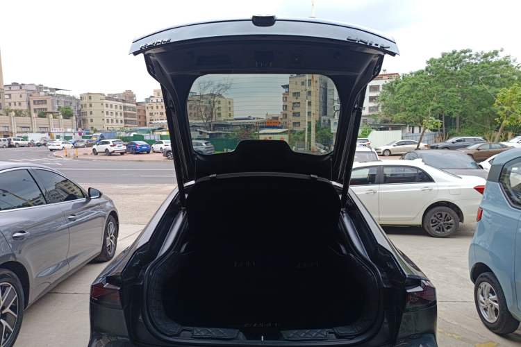 Used CHANGAN UNI-V 2022 1.5T Prestige Version Trunk