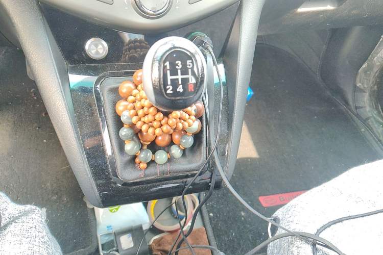 Used BYD S6 2014 2.0L Manual Luxury 5-Seater Gear Lever