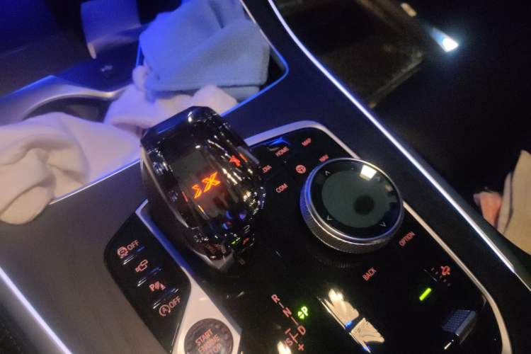 Used BMW X7 2021 Facelifted xDrive40i Luxury Package with Leading Features Gear Lever