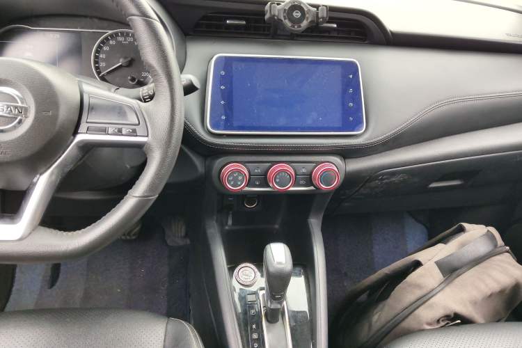 Used Nissan Kicks 2021 1.5L XV CVT Smart Connect Luxury Edition Audio And AC Panel