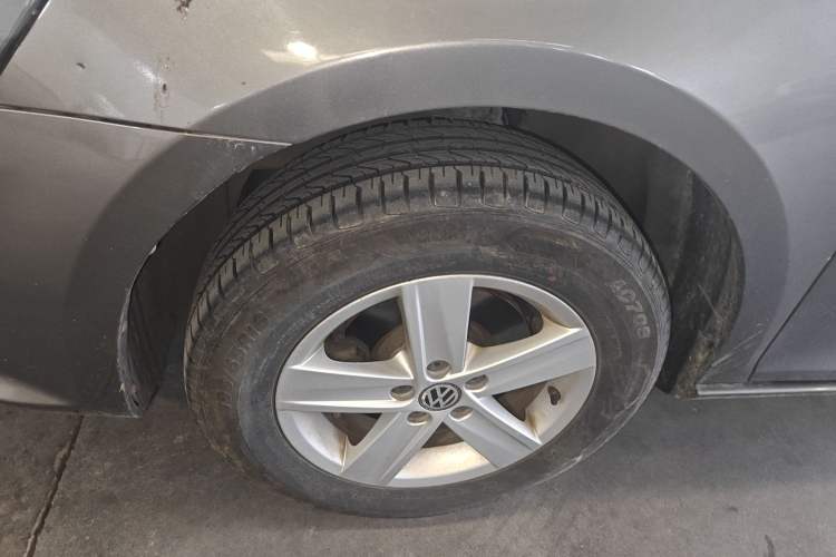 Used Volkswagen Bora 2013 1.6L Manual Fashion Edition Left Front Wheel Hub