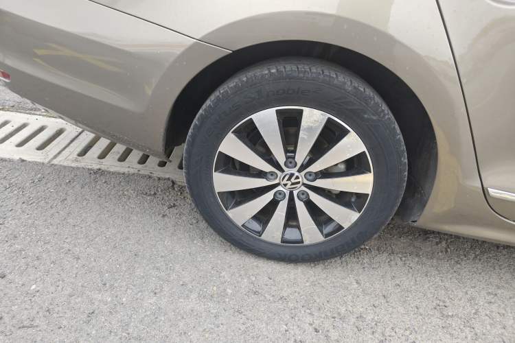 Used Volkswagen Sagitar 2017 1.6L Automatic Comfort Model Right Rear Wheel Hub