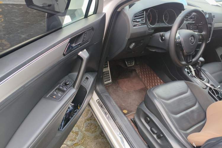 Used Volkswagen Tiguan L 2019 330TSI Automatic Two-Wheel Drive Smart Luxury Version China V Emission Standard
