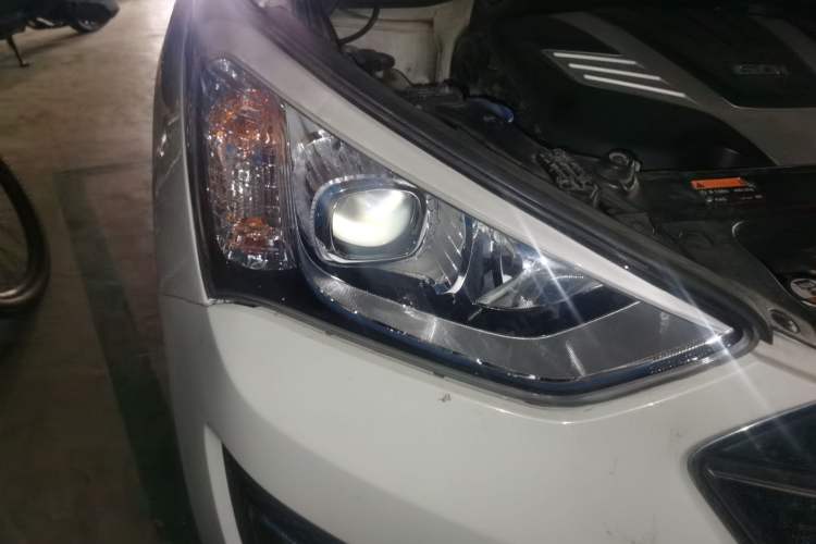 Used Hyundai Santa Fe Classic 2013 Facelift 3.0L 4x4 Comfort Edition with Navigation Euro IV compliant Right Front Headlight