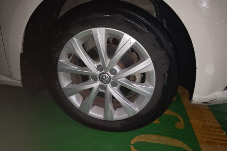 Used Volkswagen Lavida 2015 1.6L Manual Comfort Edition Right Front Wheel Hub