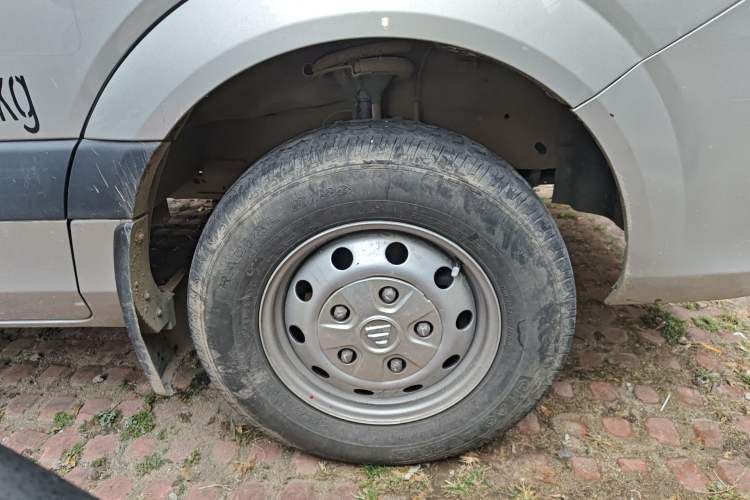 Used Foton Toano 2024 Tuyano Pro Van 2.0T Manual Rear-Wheel Drive Extended Wheelbase Mid-Roof Configuration Single Rear Tire 3-Seater
