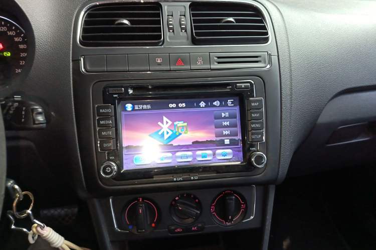 Used Volkswagen Polo 2014 1.6L Automatic Comfort Edition Audio And AC Panel