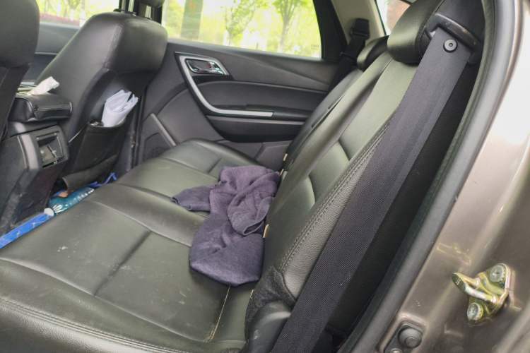 Used JMC Yusheng S350 2014 2.4T Automatic 2WD Diesel Luxury Version with Sunroof 5 Seats Left Rear Seat