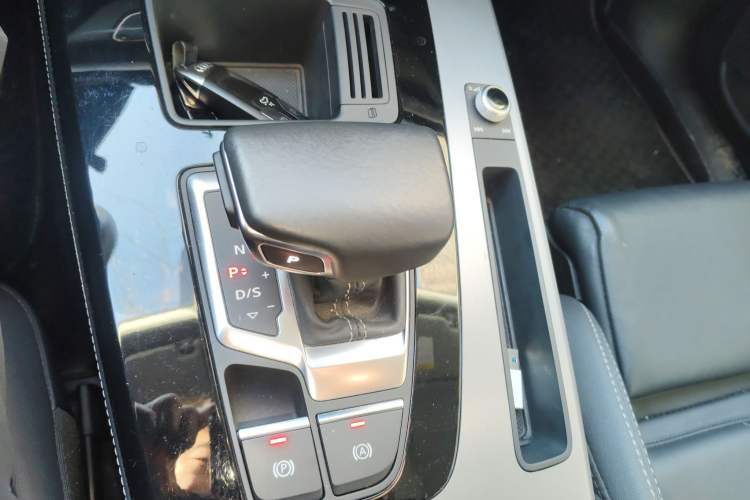 Used Audi Q5L 2022 40T Fashionable and Dynamic Model Gear Lever