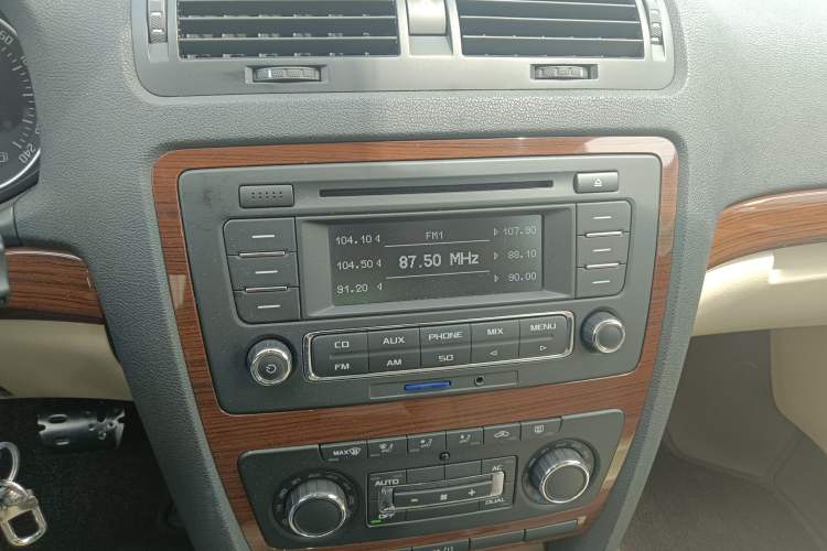 Used Skoda Octavia 2014 1.6L Automatic Yijun Edition Audio And AC Panel