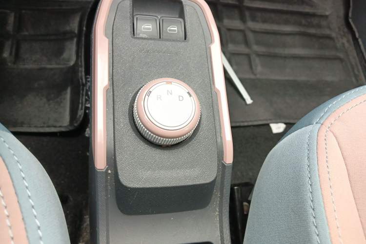 Used Chery QQ Ice Cream 2024 Youth Edition 205km Milkshake Gear Lever