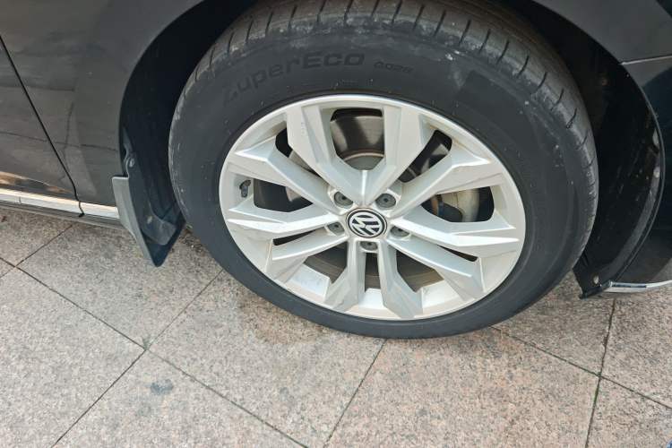 Used Volkswagen Magotan 2018 330TSI DSG Luxury Model Right Front Wheel Hub