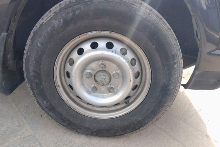 Used Dongfeng Yufeng Yufeng 2023 V9+ 2.0T Manual Front-Wheel-Drive Multi-Function Mid-Roof Van with 7/8/9 Seats
