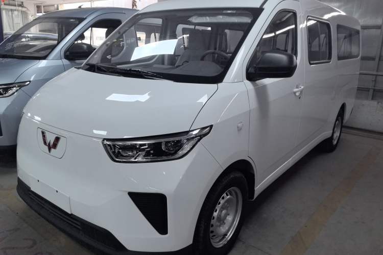 Used Wuling Yangguang 2024 300KM Comfort Version Passenger Van 75kW