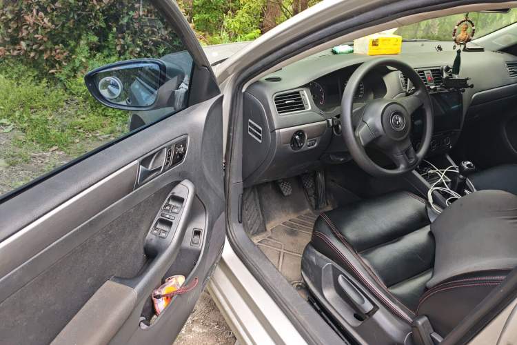 Used Volkswagen Sagitar 2012 1.6L Manual Fashion Edition