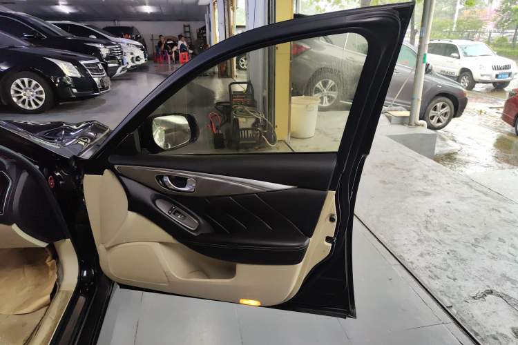 Used Infiniti Q50 2014 3.7L Comfort Edition Interior 5