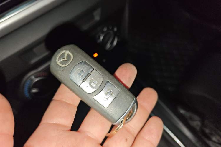 Used Mazda 3 Axela 2014 Sedan 1.5L Automatic Comfort Model
