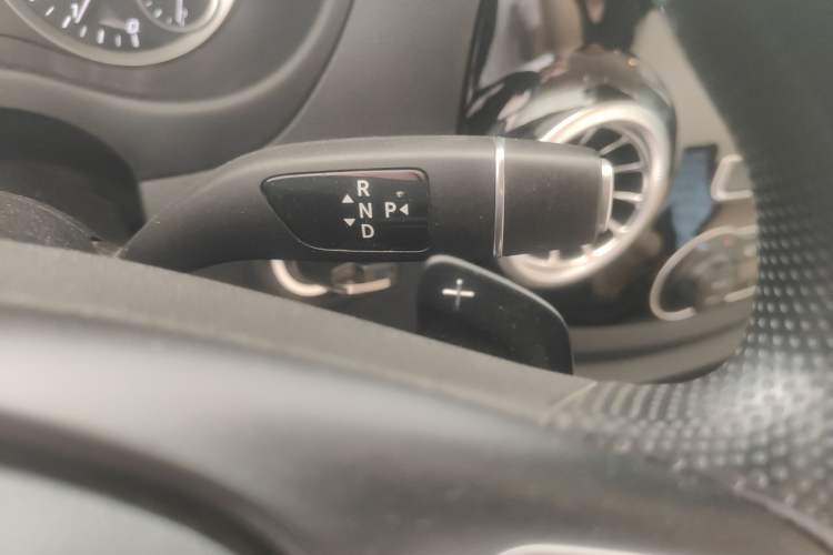 Used Mercedes-Benz Vito 2021 2.0T Elite Version 7 Seats Gear Lever