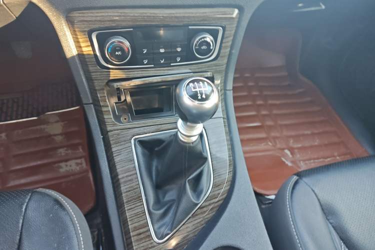 Used Zotye T600 2015 1.5T Manual Luxury Model Gear Lever