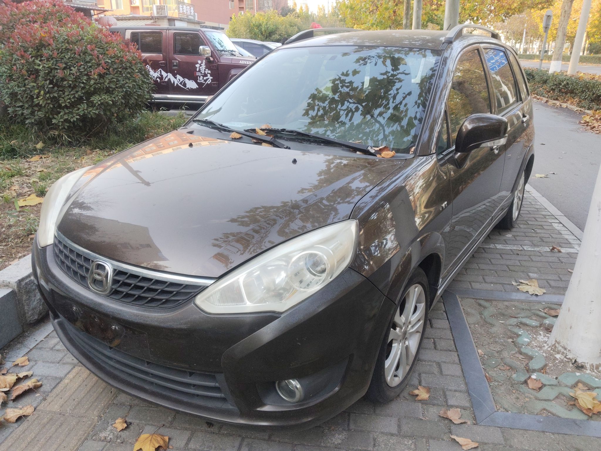 Под передней частью автомобиля