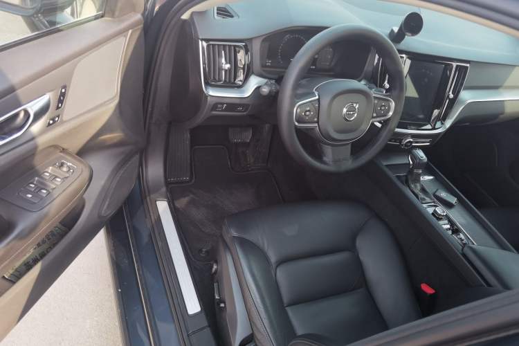 Used Volvo S60 2020 T4 Zhiyi Luxury Edition

