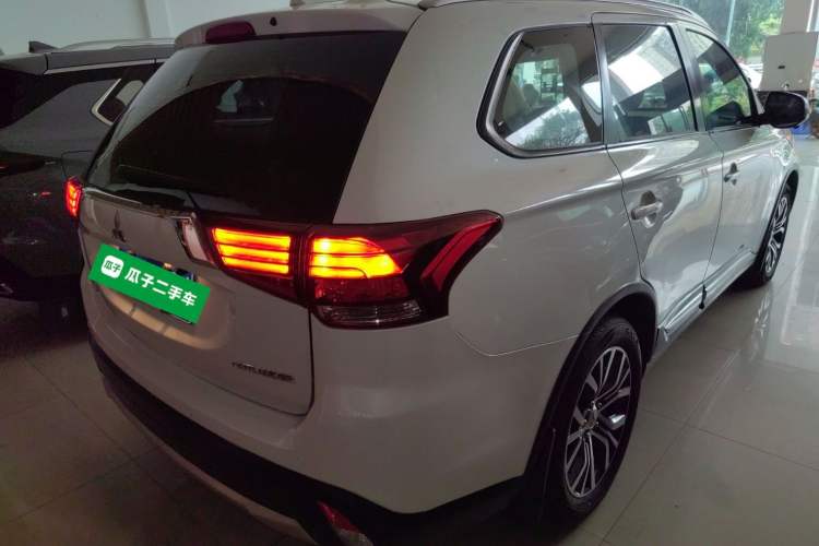 Used Mitsubishi Outlander 2018 2.0L Two-Wheel Drive Glory Edition 5 Seats Rear Right 45 Deg