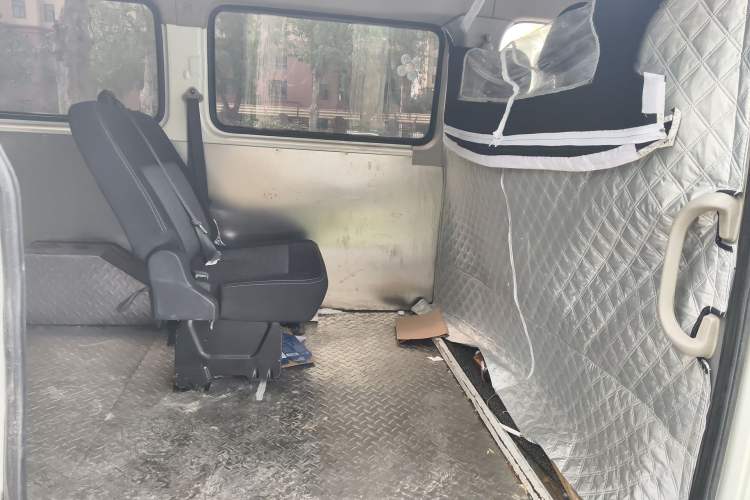 Used SAIC MAXUS Xintu V80 2019 2.5T Classic Edition 6-Speed Manual – Aoyuntong Modified Version Short Wheelbase Mid-Height Roof 5/6 Seats Left Rear Seat