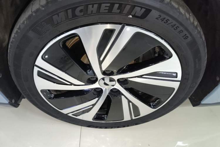 Used Nio ET5 2024 75 kWh Left Front Wheel Hub