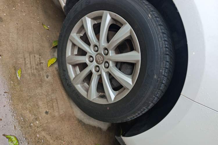 Used Buick GT 2013 GT 1.6L Automatic Fashion Edition Right Front Wheel Hub