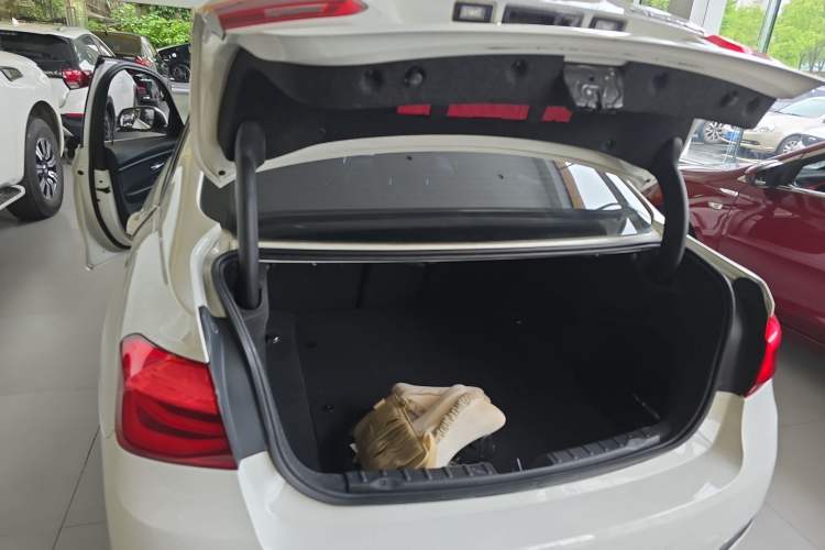 Used BMW 3 Series 2016 320Li Ambition Model
