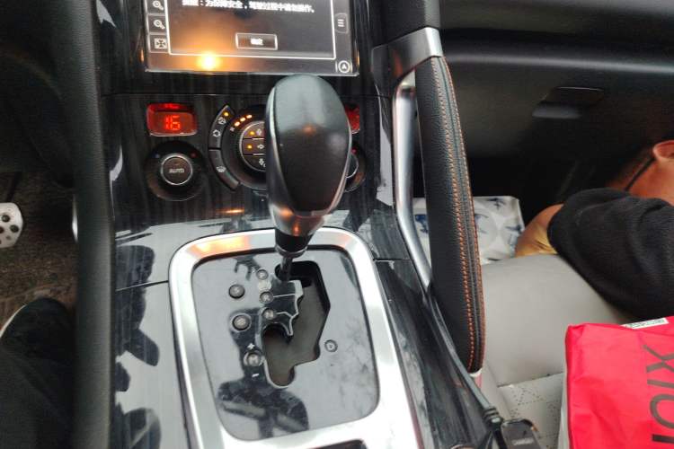 Used Peugeot 3008 2015 1.6THP Automatic Prestige Edition Gear Lever