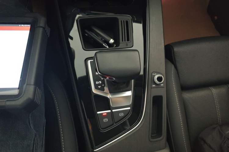 Used Audi A4L 2023 40 TFSI Luxury Dynamic Model Gear Lever