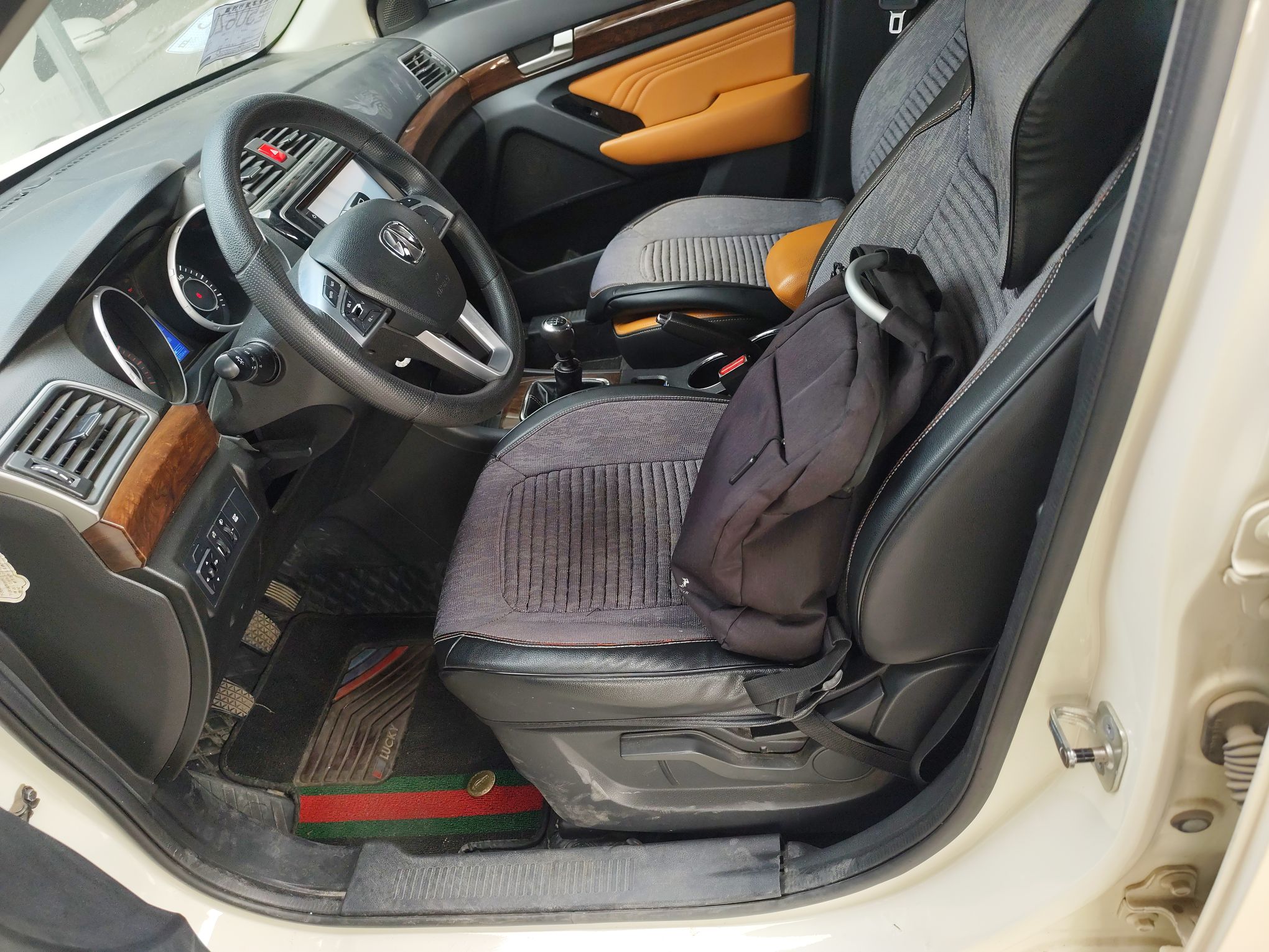 Переднее сиденье в автомобиле