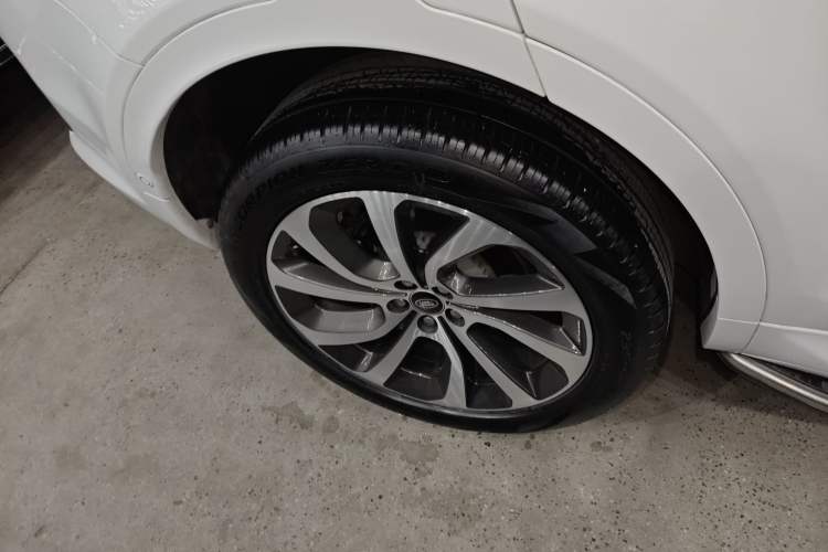 Used Land Rover Discovery Sport 2022 Restyled 249 PS R-Dynamic SE Performance Tech Edition 5 Seats Right Rear Wheel Hub