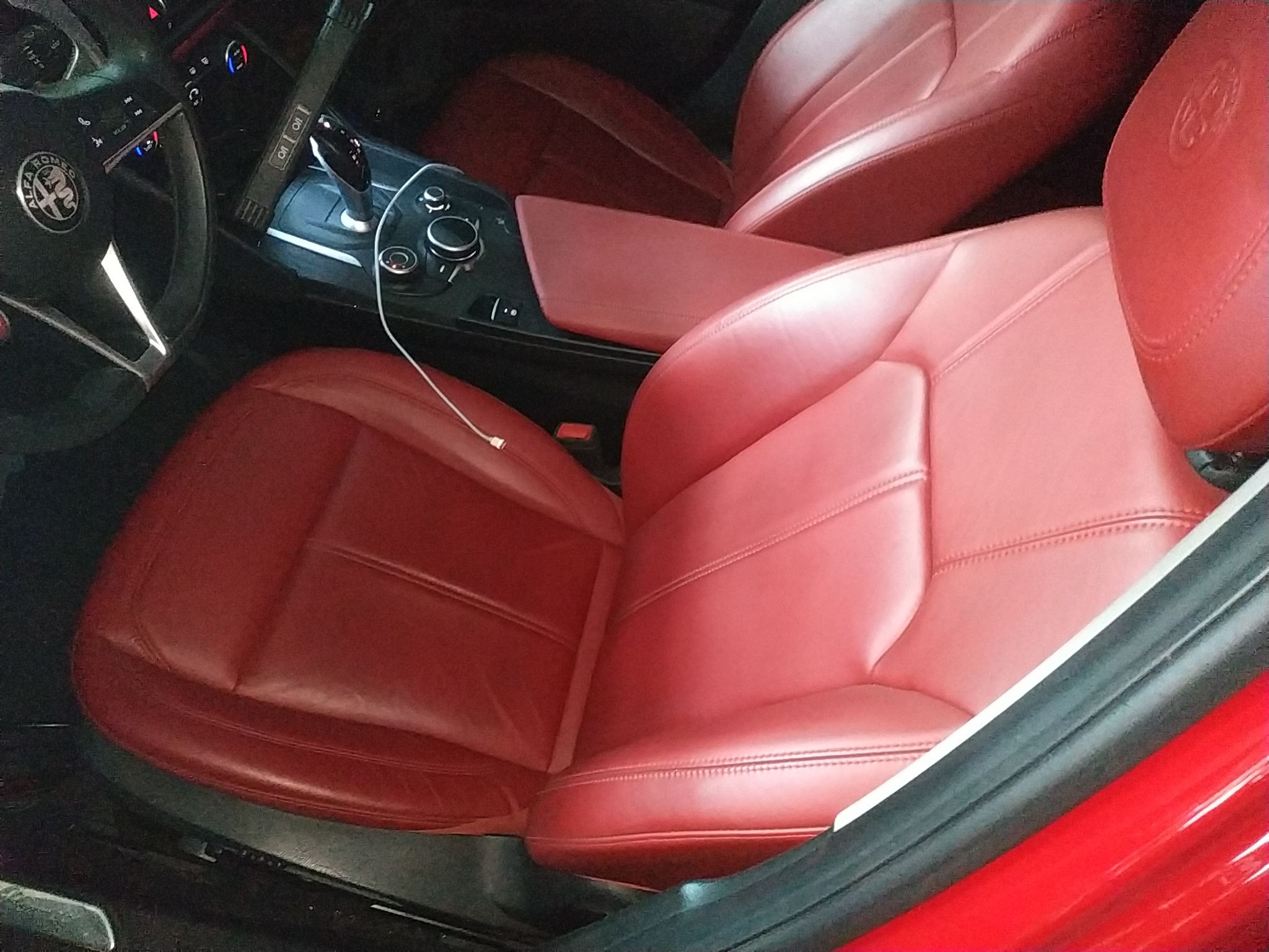 المقاعد الأمامية داخل السيارة