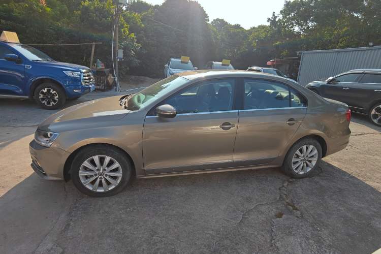 Used Volkswagen Sagitar 2015 1.6L Automatic Comfort Model
