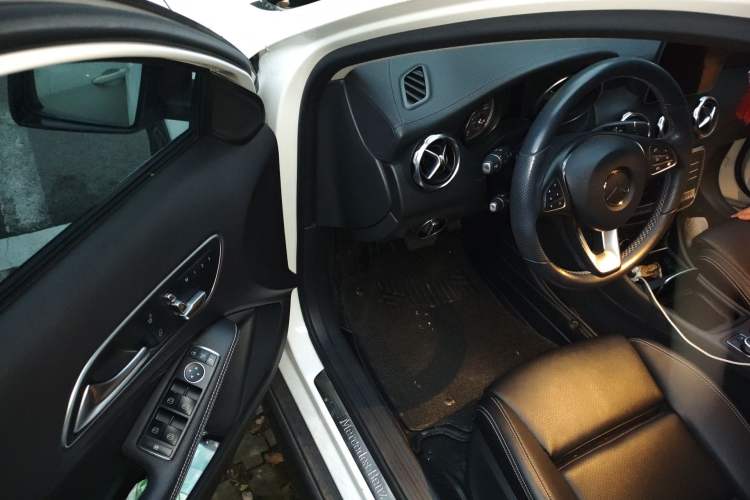 Used Mercedes-Benz GLA 2018 GLA 220 4MATIC Sport Edition Driver Seat