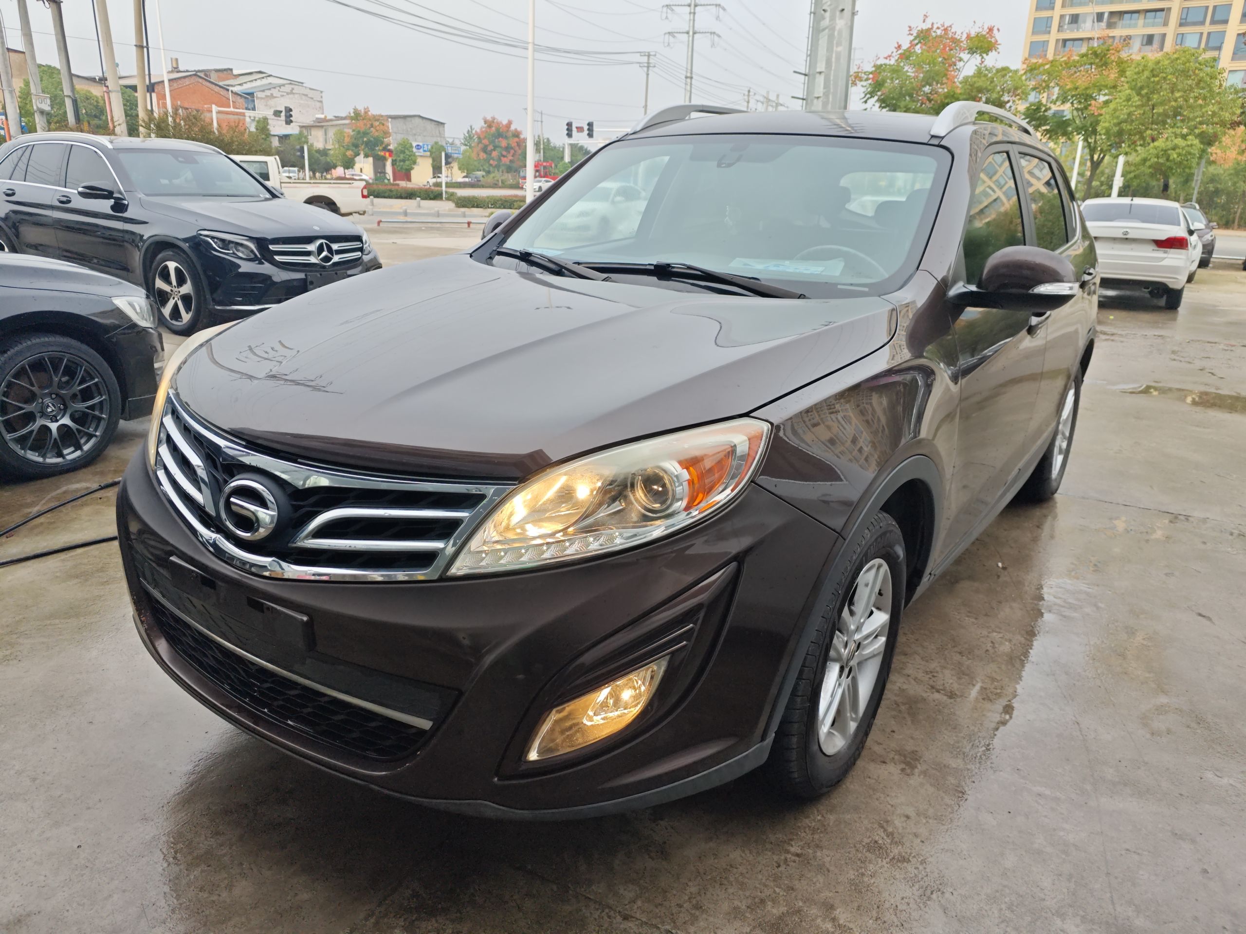 Под передней частью автомобиля