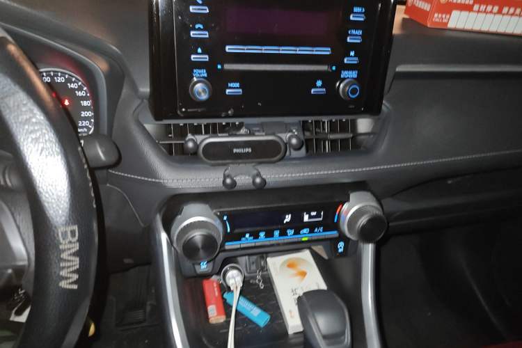 Used Toyota Wildlander 2022 Updated Version 2.0L CVT Two-Wheel Drive Leading Edition Audio And AC Panel